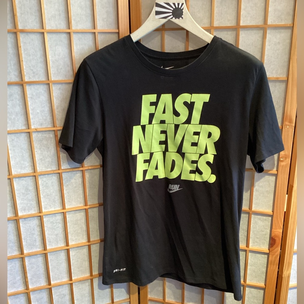 NWOT The Nike Tee Dri-FIT "Fast Never Fades" Run T-Shirt Men's Size Medium